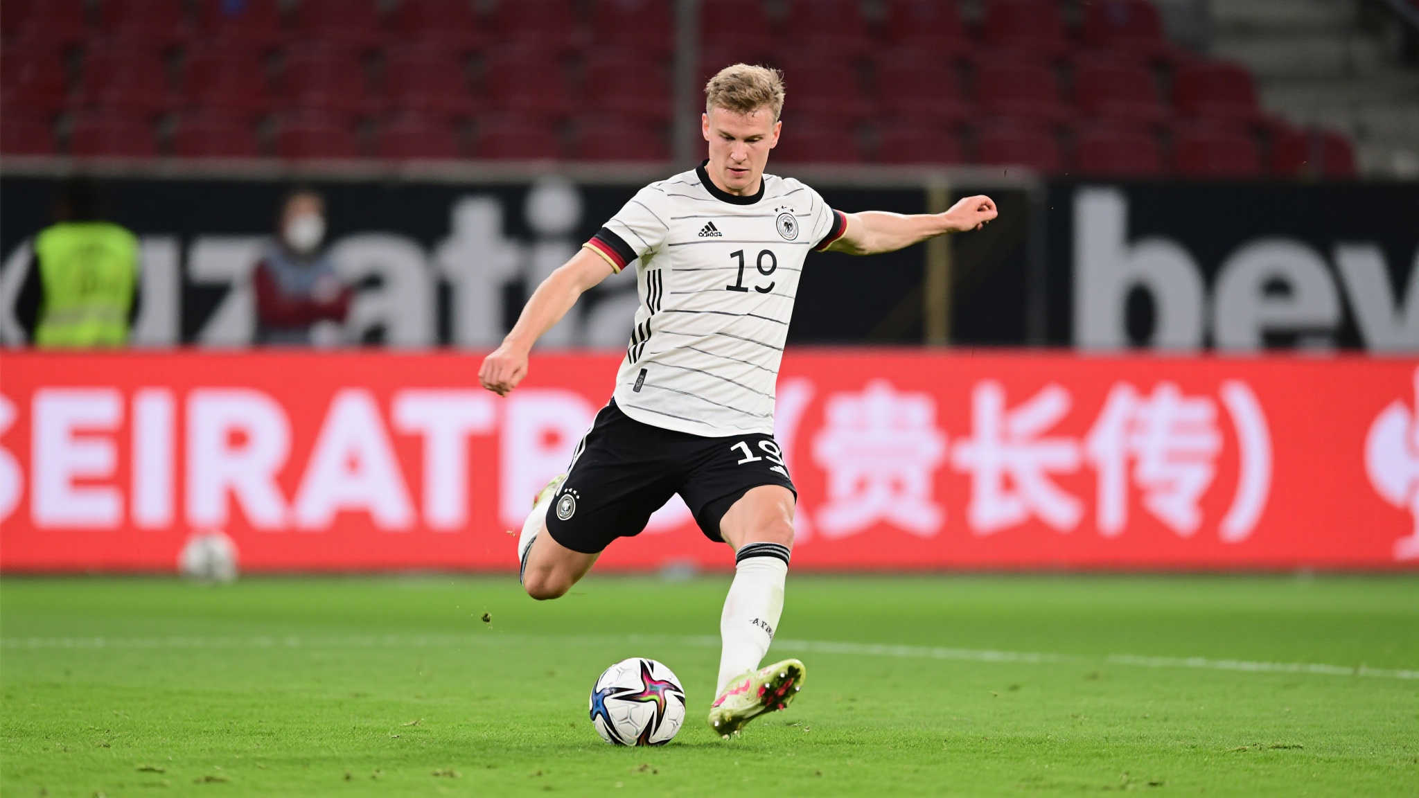 2024-25赛季欧冠：施罗特贝克以94次长传领跑榜单